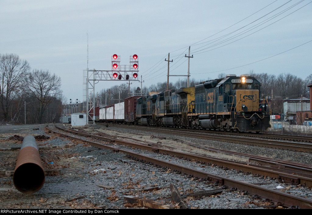 CSXT 8365 Leads M427 at CPH-HA at Dusk